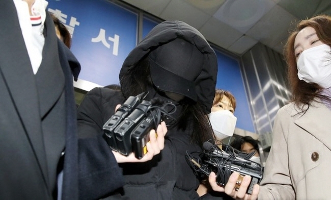 16개월 입양 아동을 학대한 혐의로 구속된 양어머니가 지난달 19일 오전 서울 양천경찰서에서 검찰로 송치되고 있다. 2020.11.19.