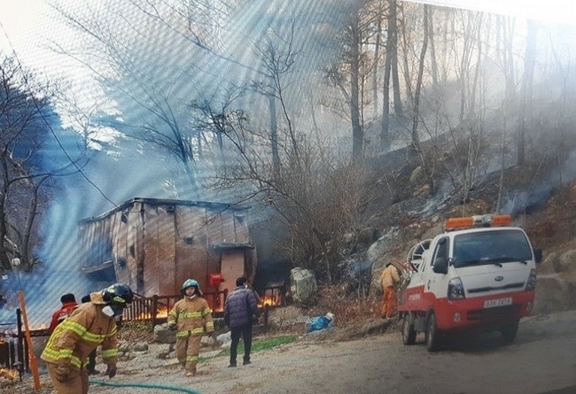 산림당국이 16일 오전 9시5분께 강원 양양군 현남면 인구리 야산 인근 컨테이너에서 불이 나 산으로 옮겨 붙은 걸 진화하고 있다. (사진=강원도동해안산불방지센터 제공)