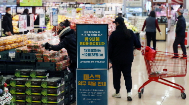 신종 코로나바이러스 감염증(코로나19) 3차 확산이 시작된 지난달 생산과 투자는 2개월 만에 증가세로 돌아섰지만 소비는 2개월 연속 감소세를 이어갔다.