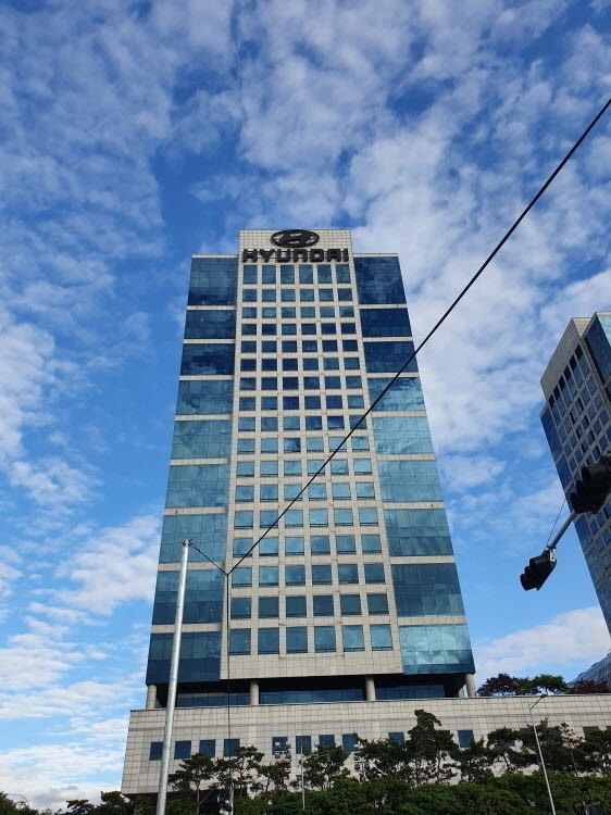 현대자동차 울산공장 근로자 1명이 신종 코로나바이러스 감염증(코로나19) 확진 판정을 받아 일부 생산라인이 잠시 가동을 멈췄다.<br>
