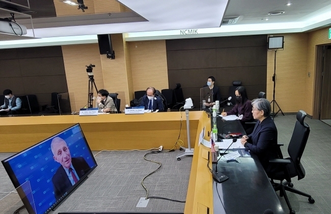 정은경 질병관리청 청장과 앤서니 파우치 미국 국립알레르기·감염병연구소장이 29일 화상회의를 열고 감염병 분야 연구 협력과 코로나19 대응 및 향후 협력 방안을 논의하고 있다. (사진=질병관리청 제공)