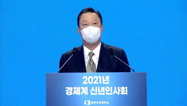 박용만 대한상공회의소 회장은 7일 "국회에서도 여러 사정은 있겠지만, 산업 신진대사를 높일 수 있는 법안 처리에 올 한해 전향적인 노력을 부탁한다"고 강조했다.
