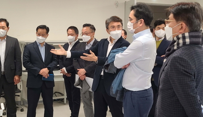 이재용 삼성전자 부회장이 6일 서울 우면동 삼성리서치에서 세트부문 사장단과 삼성리서치를 둘러보고 있다. 