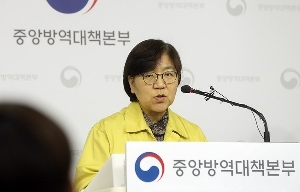 방역당국이 신종 코로나바이러스 감염증(코로나19) 백신 예방접종 도입을 앞두고 확진자가 폭발적으로 증가하지 않도록 억제하는 등 사회적 거리두기와 의료적 대응이 조화를 이룬 전략이 필요하다고 밝혔다.