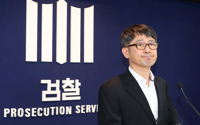 임관혁 세월호 참사 특별수사단장이 지난 2019년 11월11일 서울 서초구 서울중앙지방검찰청에서 세월호 특수단의 본격적인 업무에 앞서 출범과 관련해 입장을 밝힌 후 취재진의 질문을 받고 있다.