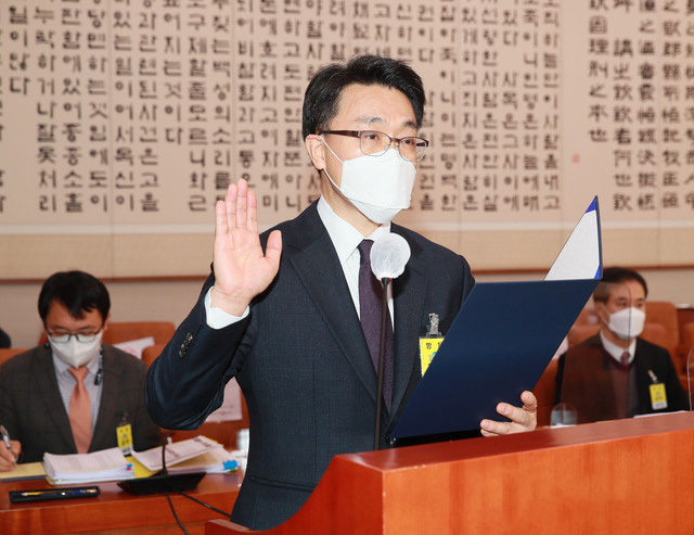 김진욱 초대 고위공직자범죄수사처(공수처) 처장 후보자가 19일 오전 서울 여의도 국회에서 열린 법제사법위원회 인사청문회에 출석해 증인 선서를 하고 있다.