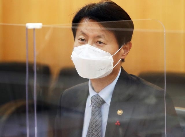 김강립 식품의약품안전처장이 9일 오후 경기도 안양시 코로나19 진단시약 업체인 오상헬스케어를 방문해 제조시설을 살펴보기 앞서 인사말을 하고 있다.