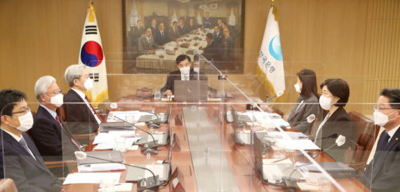 이주열 한국은행 총재가 15일 오전 서울 중구 한국은행에서 열린 금융통화위원회 본회의에서 회의를 주재하고 있다. (사진=한국은행 제공)