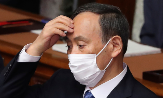 스가 요시히데 일본 총리가 18일 참의원 정기 국회 소집에 참석했다. 이날 스가 총리는 중의원·참의원 양원 본회의에서 시정방침 연설을 했다.