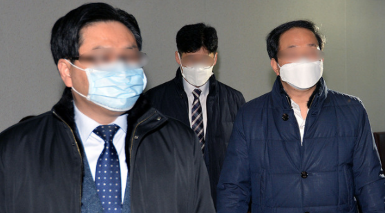 신천지 대구교회 교인명단을 고의로 누락·제출한 혐의로 재판에 넘겨진 신천지 대구교회 관계자들이 3일 오전 선고공판에 참석하기 위해 대구지법 법정에 들어서고 있다.