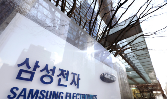 삼성전자가 지난해 4분기 매출 61조5500억원, 영업이익 9조500억원의 실적을 기록했다고 밝힌 28일 서울 서초구 삼성전자 서초사옥 모습이 보이고 있다.