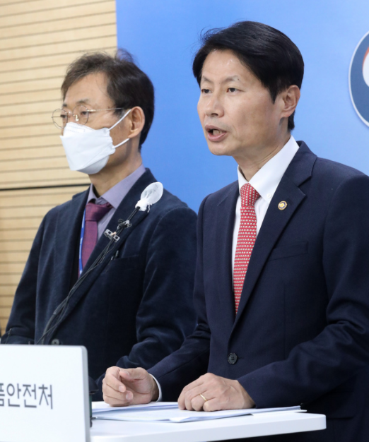 김강립 식품의약품안전처장이 5일 오전 충북 청주 식약처에서 신종 코로나바이러스 감염증 항체치료제인 (주)셀트리온의 '렉키로나주960mg(레그단비맙)'를 3상 임상시험 결과 제출 조건으로 허가 결정했다고 밝히고 있다.