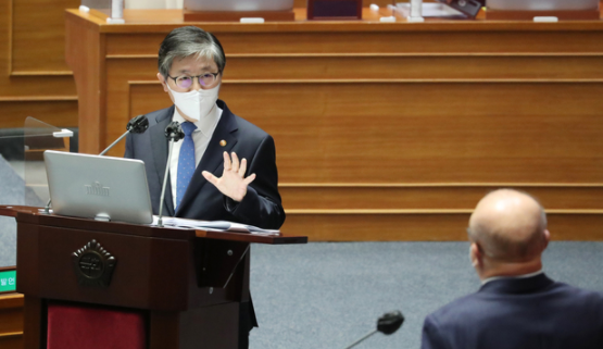 변창흠 국토교통부 장관이 5일 서울 여의도 국회에서 열린 경제분야 대정부 질문에 출석, 국민의힘 김희국 의원의 주택 공급 정책에 대한 질의에 답변하고 있다. (공동취재사진)