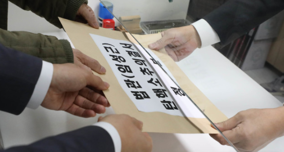 국회 법제사법위원회 더불어민주당 박주민 의원과 이탄희 의원이 지난 4일 오후 서울 종로구 헌법재판소 민원실에서 임성근 판사 탄핵소추 의결서 정본을 제출하고 있다.