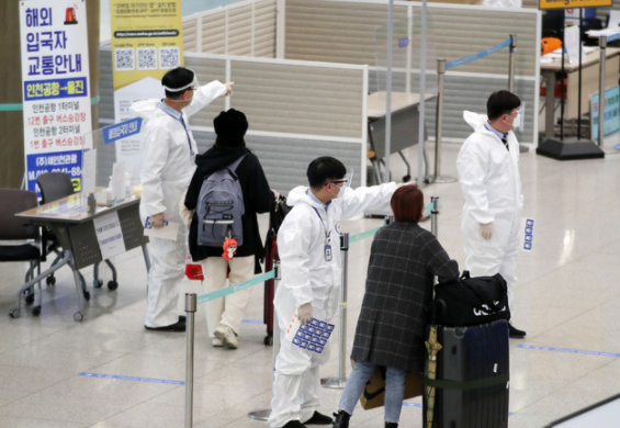 2일 오후 인천국제공항 제1터미널 입국장에서 해외입국자들이 방역 관계자의 안내를 받고 있다. 지난 1일 정은경 질병관리청 중앙방역대책본부(방대본) 본부장은 정례브리핑을 통해 국내 입국자 중 신종 코로나 바이러스 감염증(코로나19) 변이 확진자는 일주일 사이 7명이 더 늘어 총 34명이 됐다고 밝혔다.