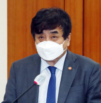 한상혁 방송통신위원장이 1일 서울 여의도 국회에서 열린 과학기술정보방송통신위원회 전체회의에서 법률안에 대해 발언하고 있다. (공동취재사진)
