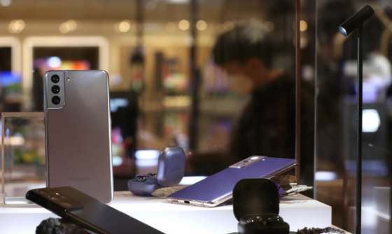10일 산업통상자원부 자료를 보면 지난 1월 ICT 수출액은 163억 달러로 전년 대비 21.7% 늘었다. 사진은 서울 서초구 삼성전자 서초사옥 내 딜라이트매장에 전시된 삼성전자 스마트폰.