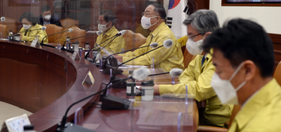 홍남기 경제부총리 겸 기획재정부 장관이 10일 오전 서울 종로구 정부서울청사에서 열린 제29차 비상경제 중앙대책본부(중대본) 회의에 참석해 발언하고 있다. (공동취재사진)