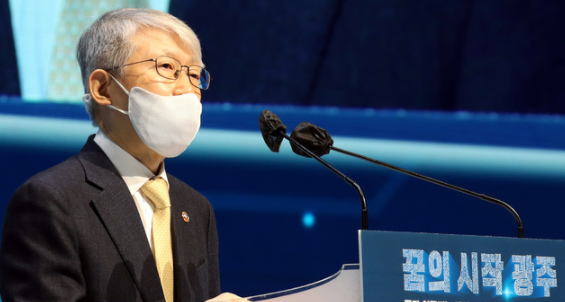 4일 오전 광주 서구 김대중컨벤션센터 다목적홀에서 '인공지능 데이터센터 투자협약 및 착수식'이 열린 가운데 최기영 과학기술정보통신부 장관이 인사말을 하고 있다.