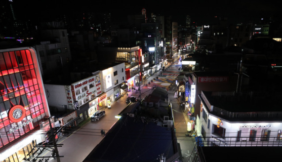 사회적 거리두기 단계가 수도권에는 2단계, 비수도권은 1.5단계로 완화된 15일 오후 서울 홍대거리가 한산한 모습을 보이고 있다. 수도권의 영화관, 학원, 대형마트 등의 영업시간 제한이 해제되고 식당과 카페는 밤 10시까지 매장 영업이 가능하다.