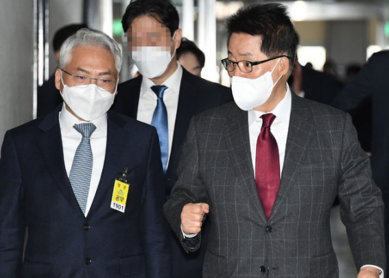 박지원(오른쪽) 국정원장과 박선원 기조실장이 16일 오전 서울 여의도 국회에서 열린 정보위원회 전체회의에 출석하고 있다. (공동취재사진) 