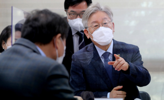 이재명 경기도지사가 15일 오후 김포시 걸포동 일산대교 회의실에서 열린 '일산대교 통행료 개선을 위한 현장 간담회'에 참석해 발언을 하고 있다.