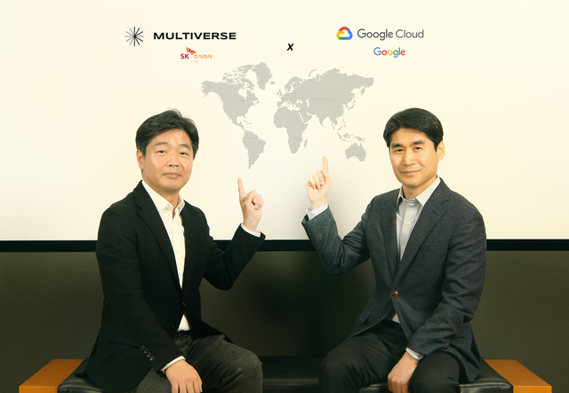 SK㈜ C&C 이기열 Digital플랫폼총괄(왼쪽)과 구글 클라우드 코리아 최기영 대표가SK㈜ C&C ‘멀티버스(Multiverse)’ 기반의 산업별 버티컬(Vertical) 플랫폼·솔루션 공동 개발 및 국내외 확산을 위한 상호 협력’ 미팅을 갖고 기념사진을 촬영한 모습. 2021.02.22 (사진=SK㈜ C&C 제공)