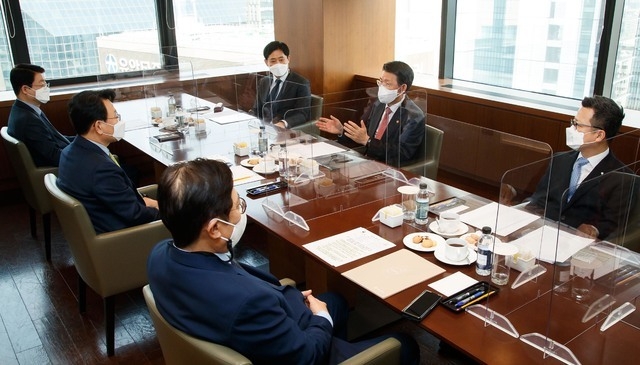 은성수 금융위원장이 22일 서울 중구 은행회관에서 금융협회장과 간담회를 하고 있다. 왼쪽 아래부터 시계방향으로 박재식 저축은행중앙회장, 김광수 은행연합회장, 정희수 생명보험협회장, 김주현 여신금융협회장, 은성수 금융위원장, 정지원 손해보험협회장. (사진=금융위원회 제공)