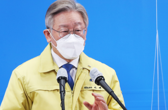 이재명 경기도지사가 17일 오전 경기도 수원시 경기도청에서 경기도 공공기관 3차 이전 추진 기자회견을 하고 있다.