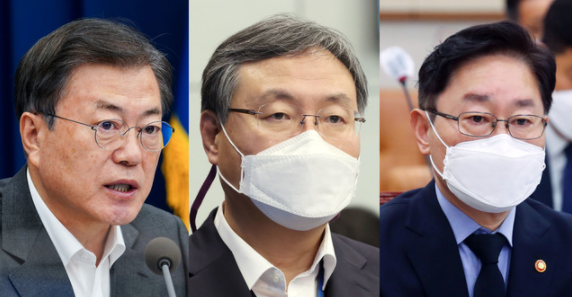 사진은 22일 청와대 수석보좌관회의에 참석한 문재인(왼쪽부터) 대통령과 신현수 민정수석, 국회에서 열린 법제사법위원회 전체회의에 참석한 박범계 법무부 장관.