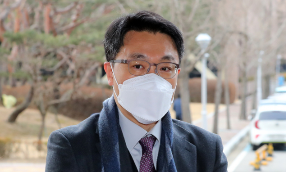 지난 16일 김진욱 고위공직자범죄수사처장이 경기 과천시 과천정부청사로 출근하고 있다. 