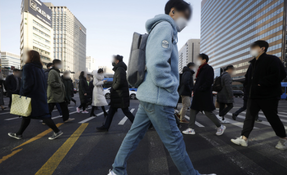 북서쪽 찬공기가 남하하면서 중부, 전북동부, 경북북부 아침 기온이 어제보다 10도 이상 큰 폭으로 떨어진 23일 서울 광화문 사거리에서 옷을 두텁게 입은 시민들이 출근하고 있다. 