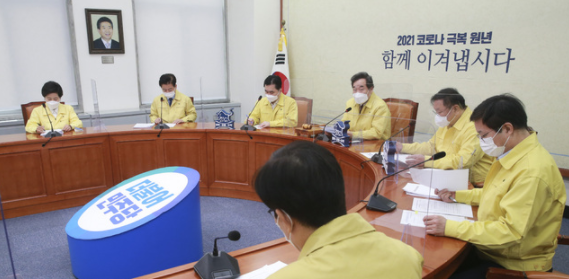 이낙연 더불어민주당 대표가 24일 오전 서울 여의도 국회에서 열린 최고위원회의에서 모두발언을 하고 있다.