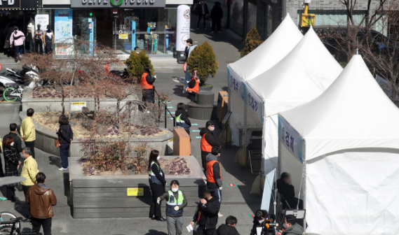 서울 광진구 '건대 맛의 거리' 및 건대입구역 주변 음식점 상인과 종업원 등이 지난 23일 청춘뜨락에 마련된 임시선별검사소를 찾아 코로나19 선제검사를 하고 있다.