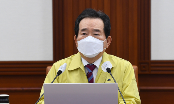 정세균 국무총리가 25일 오전 서울 종로구 정부서울청사에서 영상으로 열린 코로나19 중앙재난안전대책본부(중대본) 회의에 참석해 발언하고 있다. (공동취재사진)