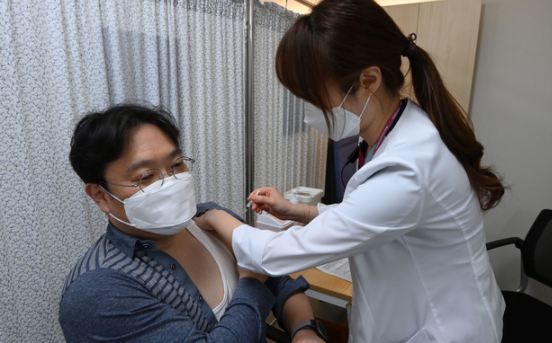 지난 9일 서울 중구 국립중앙의료원 중앙예방접종센터에서 진행된 코로나19 백신 접종 모의훈련에서 참가자들이 백신접종을 하고 있다. 
