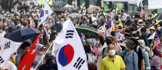 보수단체 집회 참가자들이 지난해 8월15일 오전 서울 종로구 광화문광장 인근에서 8·15 국민대회 집회에 참가하기 위해 집결하고 있다. 