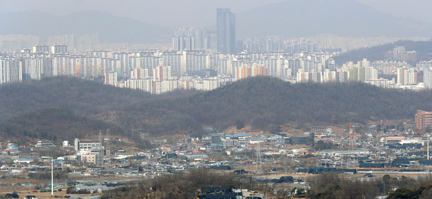 6번째 3기 신도시로 조성되는 경기 광명시 광명동, 옥길동 일대가 지난달 24일 경기 광명시 가학산에서 보이고 있다. 