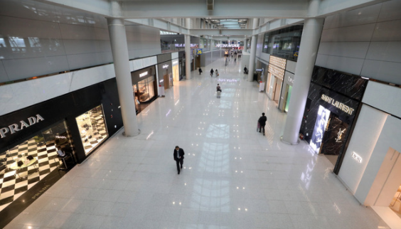 지난달 28일 인천국제공항 제1터미널의 면세구역이 한산한 모습을 보이고 있다.