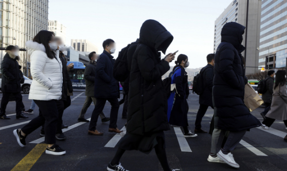북서쪽 찬공기가 남하하면서 중부, 전북동부, 경북북부 아침 기온이 어제보다 10도 이상 큰 폭으로 떨어진 지난달 23일 서울 광화문 사거리에서 옷을 두텁게 입은 시민들이 출근하고 있다. 