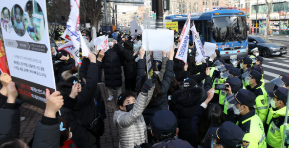 16개월 여아 '정인이'의 입양부모 5,6,7차 공판이 열리는 3일 서울 양천구 서울남부지법 앞에서 입양모 장모씨가 탄 호송차량이 들어서고 있다.
