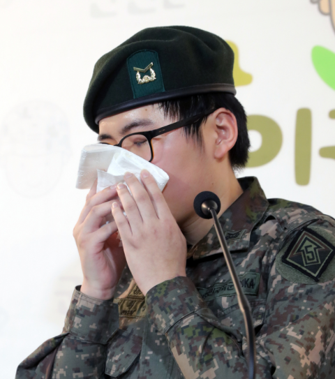 휴가 중 해외에서 성전환 수술을 받고 돌아온 부사관 변희수 하사가 지난 1월 22일 오후 서울 마포구 군인권센터에서 육군의 전역 결정에 대한 긴급 기자회견을 하고 있다.