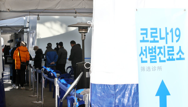 지난 2월 18일 오전 서울 영등포구 보건소 내에 있는 선별진료소에서 시민들이 코로너19 검사를 기다리고 있다.