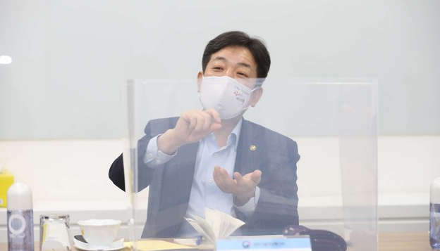 장석영 과학기술정보통신부 제2차관이 지난 1월 15일 서울 서초구 이스트시큐리티를 방문해 신종 코로나바이러스 감염증(코로나19) 관련 재택근무 및 원격근무 활성화에 따른 랜섬웨어 등 사이버 위협 대응방향을 논의하고 있다.<br>
(사진=과학기술정보통신부 제공)