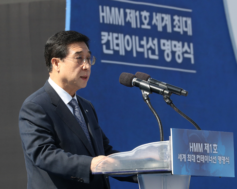 배재훈 HMM 사장이 23일 경남 거제시 대우조선해양 옥포조선소에서 열린 세계 최대 컨테이너선 '알헤시라스' 호 명명식에 참석해 기념사를 하고 있다.