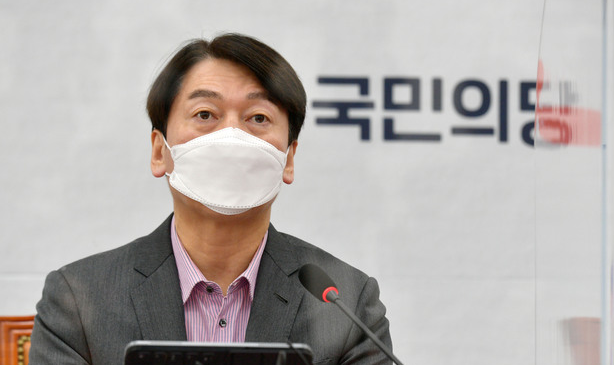 안철수 국민의당 대표가 4일 서울 여의도 국회에서 열린 최고위원회의에 참석, 발언을 하고 있다. (공동취재사진)