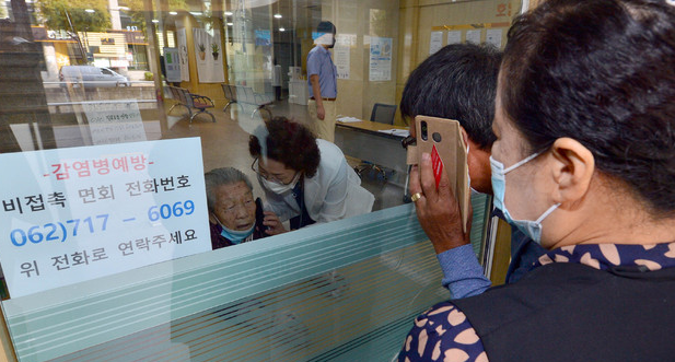 사진은 작년 10월 2일 광주 광산구 우산동 한 요양병원에서 입원 환자와 가족들이 추석 맞이 비접촉 면회를 하고 있다. 정부의 추석특별 방역대책에 따라 명절 연휴기간 중 요양병원 내 비접촉 면회는 허용됐다. 해당 사진은 기사 내용과 관련이 없습니다.<br>
(사진=뉴시스 DB)