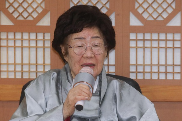 일본군 위안부 피해자 이용수 할머니가 지난 3일 오후 서울 종로구 외교부에서 정의용 외교부 장관과 면담 후 기자회견을 갖고 있다. (공동취재사진)