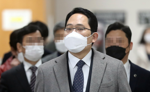 고 박원순 서울시장의 아들에 대한 병역 비리 의혹을 제기해 명예훼손 혐의로 불구속 기소된 최대집 대한의사협회 회장이 10일 서울중앙지방법원에서 열린 1차 공판에 출석하고 있다. 최 회장은 지난 2015년 박 전 시장의 아들 박주신씨가 공익근무 판정을 받은 것을 두고 병무청에 제출한 의료기록을 조작했다는 의혹을 제기해 당사자의 명예를 훼손한 혐의를 받고 있다.