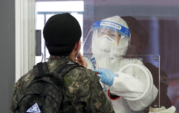 지난 10일 오후 서울역 광장에 마련된 중구 임시 선별검사소에서 한 군인이 코로나19 검사를 받고 있다.